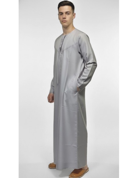 Qamis Homme gris clair Dubai – Thobe Islamique Élégant pour Prière, Ramadan, Eid, Omra & Hajj - 1