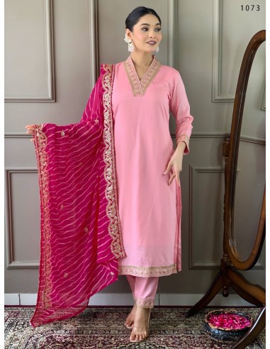 Salwar Kameez rose pastel avec dupatta brodée fuchsia  - 3