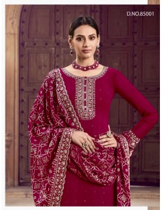 Ensemble Salwar Kameez Cerise avec Broderies Argentées et Dupatta Élégante  - 1 2