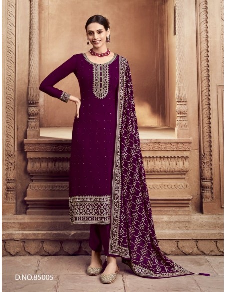 Ensemble Salwar Kameez Aubergine avec Broderies Dorées et Dupatta Élégante  - 1