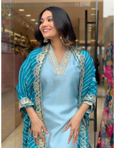 Ensemble Salwar Kameez Bleu Ciel avec Broderies Dorées et Dupatta Élégante  - 3