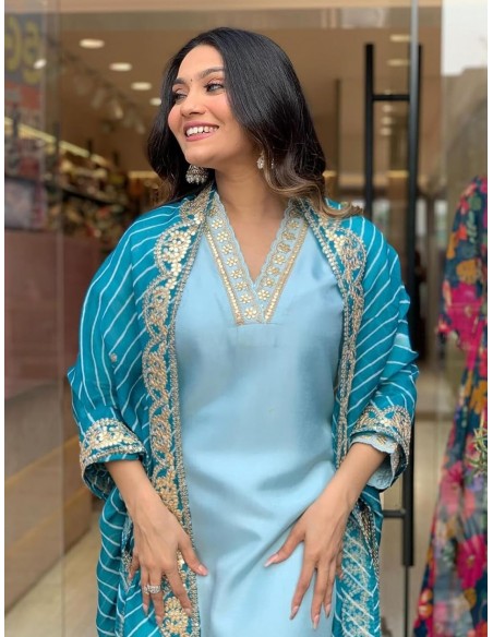 Ensemble Salwar Kameez Bleu Ciel avec Broderies Dorées et Dupatta Élégante  - 3