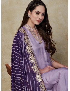 Ensemble Salwar Kameez Lavande avec Broderies Dorées et Dupatta Élegante  - 1 2