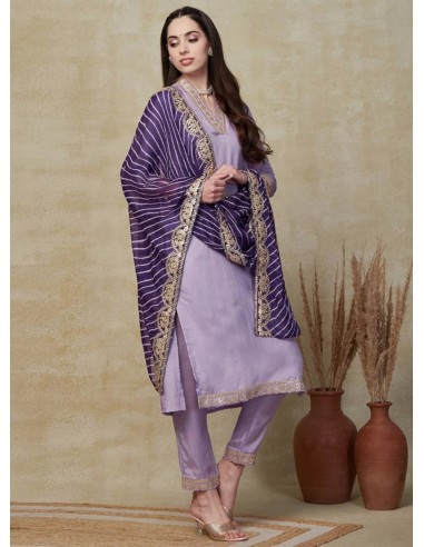 Ensemble Salwar Kameez Lavande avec Broderies Dorées et Dupatta Élegante  - 1