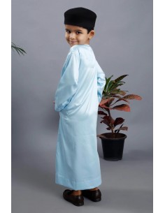 Qamis Émirati Enfant Bleu Ciel - Tenue Élégante pour l'Aïd et la Prière  - 1 2