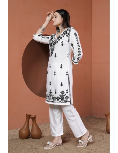 Ensemble Kurti et Pantalon Blanc Brodé – Élégance et Tradition  - 2