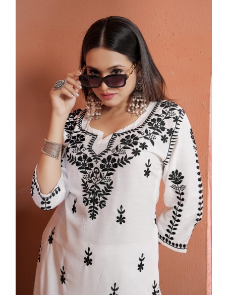 Ensemble Kurti et Pantalon Blanc Brodé – Élégance et Tradition  - 4