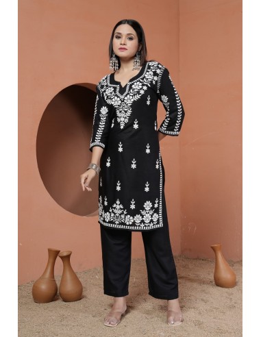 Ensemble Kurti et Pantalon Noir Brodé – Élégance et Raffinement  - 1