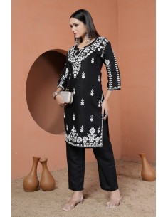 Ensemble Kurti et Pantalon Noir Brodé – Élégance et Raffinement  - 1 2