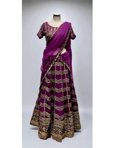 Lehenga Choli prune Brodé Doré avec Dupatta –Tenue Indienne de Cérémonie et Mariage  - 1 2