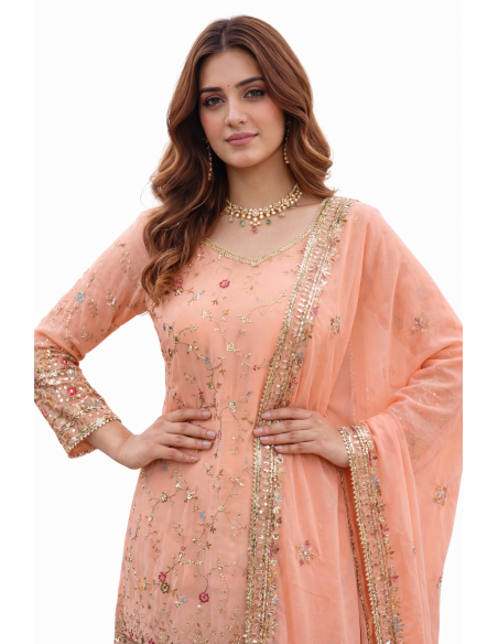 Ensemble Salwar Kameez corail brodé – Élégance orientale & indienne  - 2